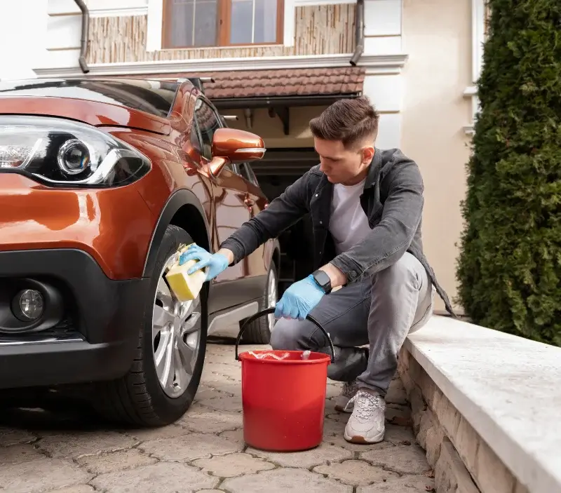 Lavage auto à domicile Saint-Quentin-les-Anges : professionnel intervenant sur un véhicule